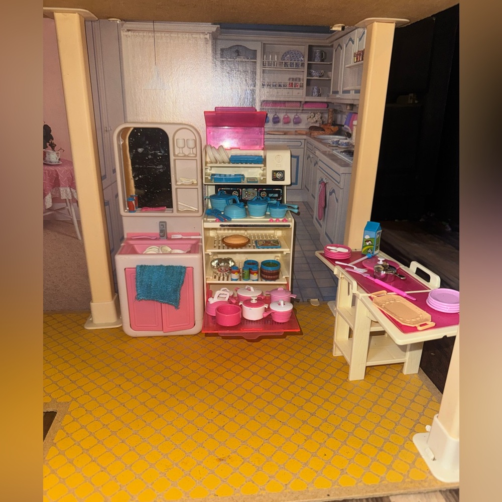 Mattel 1982 Pink Elevator Barbie Townhouse with Furniture & Accessories - Picture 2 of 16